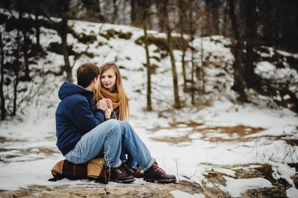 Porträt Eines Jungen Glücklichen Paares Verschneiter Winterlandschaft — Stockfoto