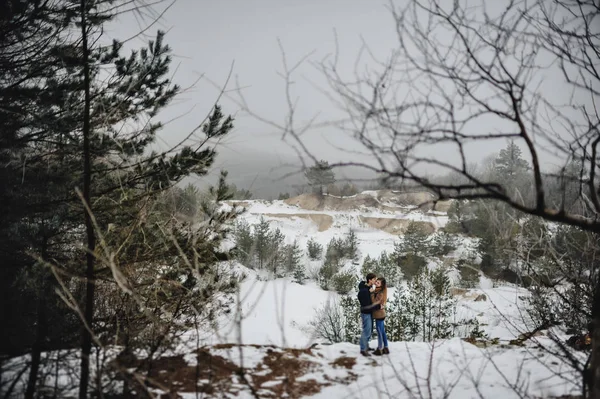 Porträt Eines Jungen Glücklichen Paares Verschneiter Winterlandschaft — Stockfoto