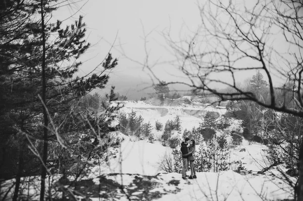 Portrait Jeune Couple Heureux Dans Paysage Hivernal Enneigé — Photo