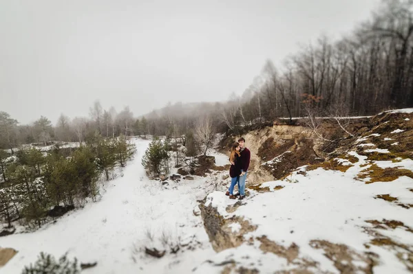 Portrait Jeune Couple Heureux Dans Paysage Hivernal Enneigé — Photo