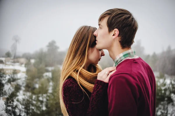 Porträtt Unga Lyckliga Paret Snöiga Vinterlandskap — Stockfoto