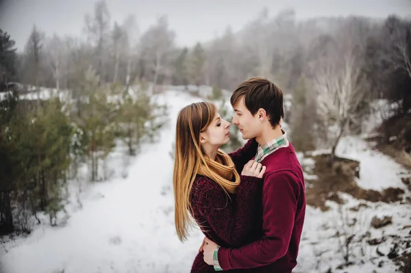 Porträtt Unga Lyckliga Paret Snöiga Vinterlandskap — Stockfoto