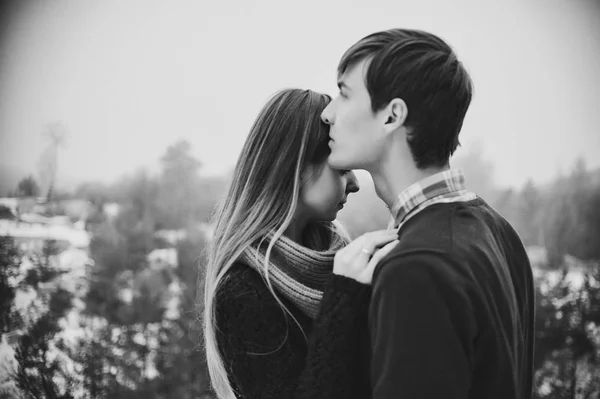 Retrato Jovem Casal Feliz Paisagem Inverno Nevado — Fotografia de Stock