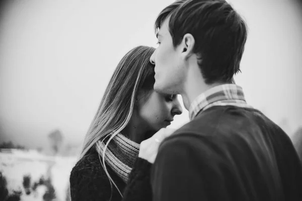 Retrato Pareja Feliz Joven Paisaje Nevado Del Invierno —  Fotos de Stock