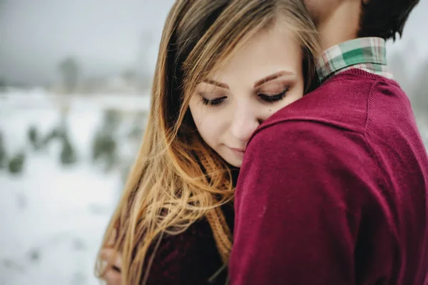 Couple Heureux Étreignant Dans Parc Hiver Enneigé — Photo