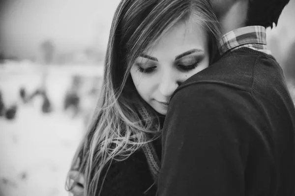 Casal Feliz Abraçando Parque Inverno Nevado — Fotografia de Stock