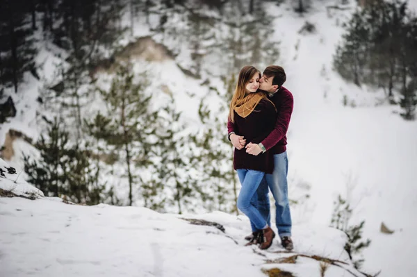 Porträt Eines Jungen Glücklichen Paares Verschneiter Winterlandschaft — Stockfoto