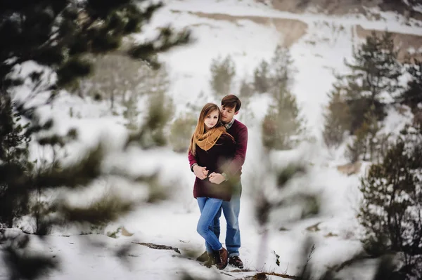 Portrait Young Happy Couple Snowy Winter Landscape — Stock Photo, Image