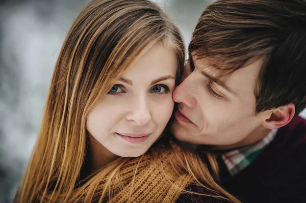 Porträt Eines Jungen Glücklichen Paares Verschneiter Winterlandschaft — Stockfoto