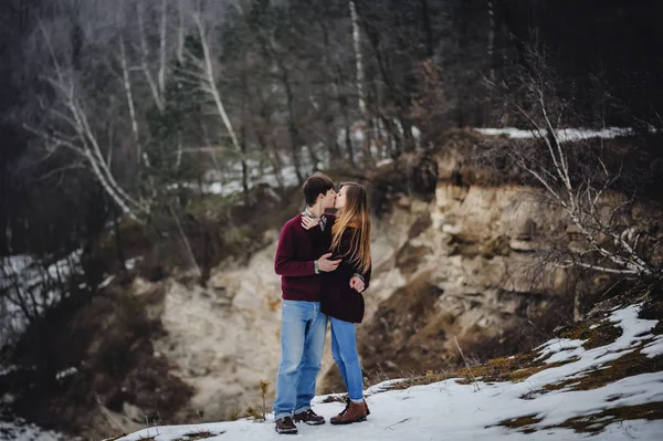 Porträt Eines Jungen Glücklichen Paares Verschneiter Winterlandschaft — Stockfoto