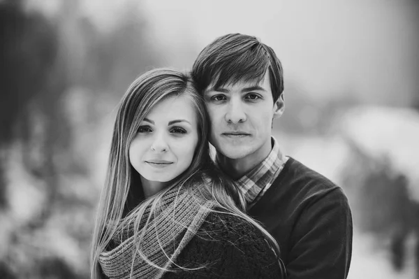 Portrait Jeune Couple Heureux Dans Paysage Hivernal Enneigé — Photo