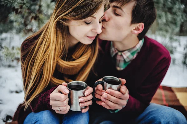 Glückliches Junges Paar Trinkt Glühwein Bei Picknick Winterwald — Stockfoto