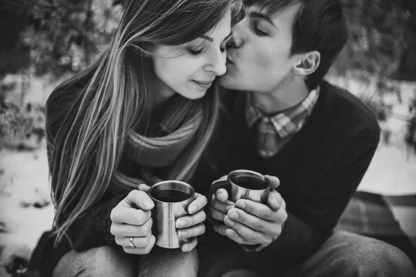 Gelukkige Jonge Paar Drinken Glühwein Picknick Het Bos Van Winter — Stockfoto