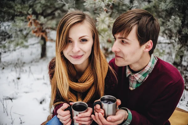 Feliz Pareja Joven Beber Vino Caliente Picnic Bosque Invierno — Foto de Stock