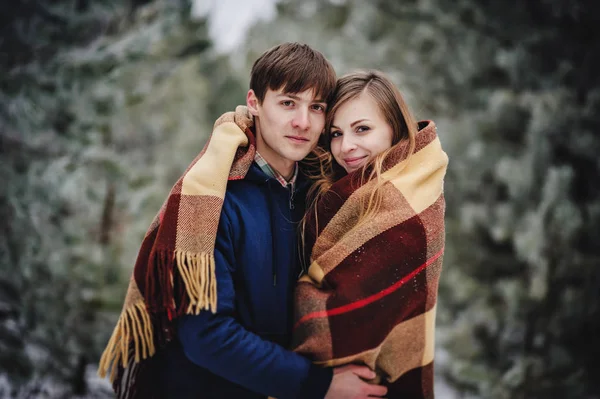 Portrait Jeune Couple Heureux Dans Paysage Hivernal Enneigé — Photo