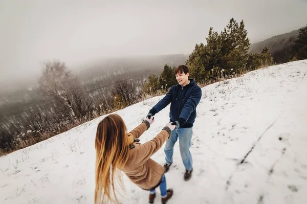 Pareja Feliz Divirtiéndose Parque Invierno Nevado —  Fotos de Stock