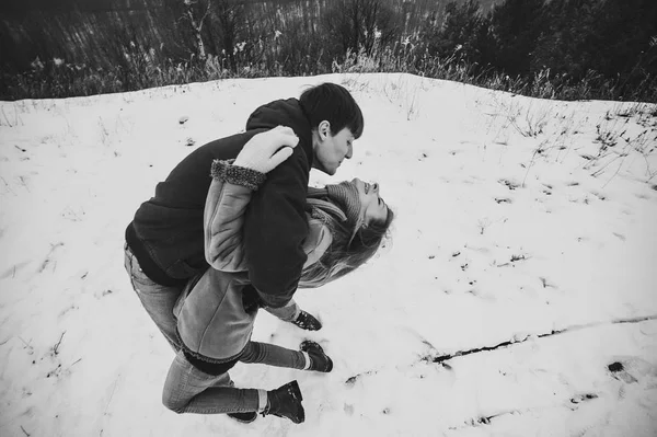 Feliz Jovem Casal Abraçando Rindo Livre Inverno — Fotografia de Stock