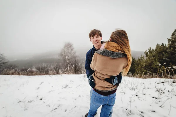 Heureux Jeune Couple Étreignant Riant Plein Air Hiver — Photo