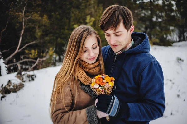 Pareja Joven Sosteniendo Las Manos Ramo Flores Secas Paisaje Invierno — Foto de Stock