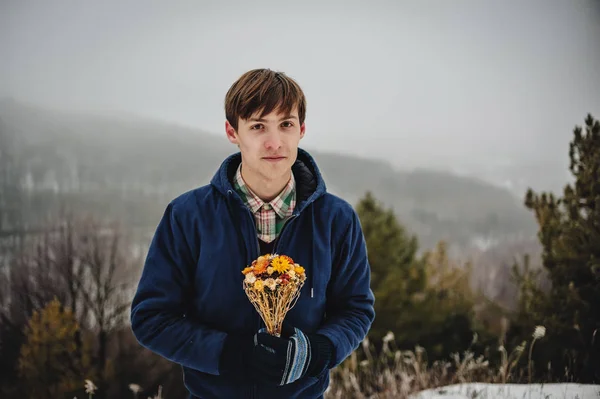 Uomo Felice Sorridente Con Mazzo Fiori Gialli Secchi Nel Parco — Foto Stock