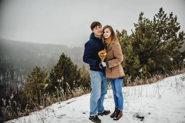 Feliz Jovem Casal Abraçando Rindo Livre Inverno — Fotografia de Stock