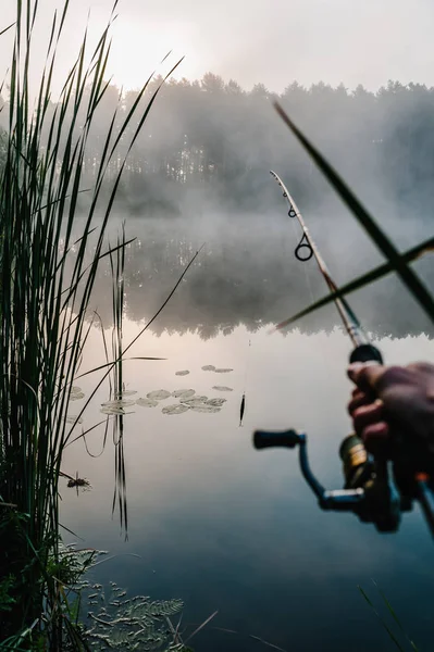 Nahaufnahme Eines Fischers Mit Einer Spinnrolle Ufer Des Flusses Bei — Stockfoto