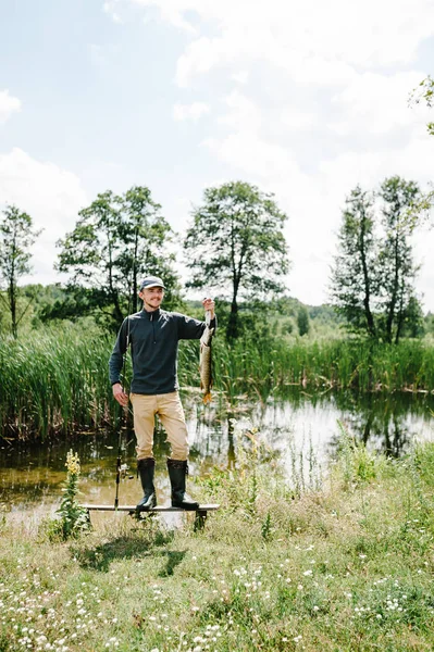 Alegre Joven Pescador Sosteniendo Gran Lucio Pescado — Foto de Stock