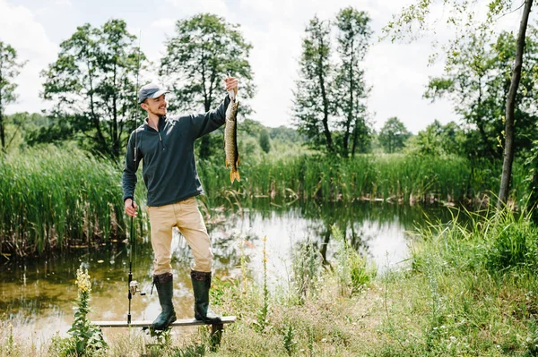 Alegre Joven Pescador Sosteniendo Gran Lucio Pescado — Foto de Stock