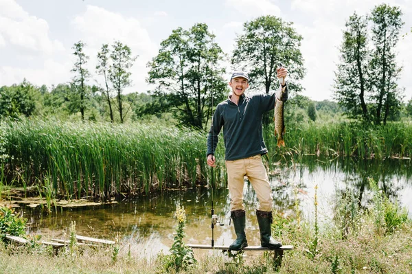 Alegre Joven Pescador Sosteniendo Gran Lucio Pescado — Foto de Stock