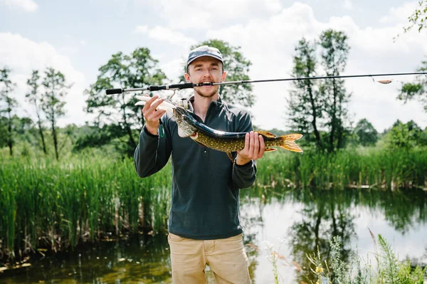 Fröhlicher Junger Fischer Mit Dickem Fischhecht — Stockfoto