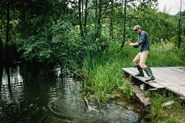 Fisherman Fishing Rod Caught Big Fish Pike Out Water Bridge — Stock Photo, Image