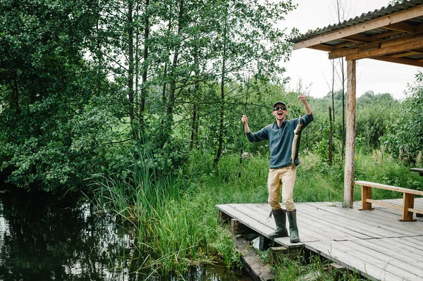 Fischer Mit Angelrute Fängt Großen Hecht Aus Dem Wasser Auf — Stockfoto