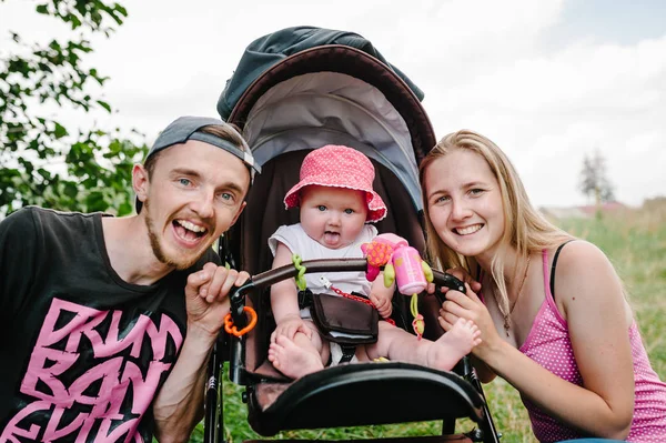 Joyeux Jeune Famille Avec Petite Fille Calèche Passer Temps Campagne — Photo