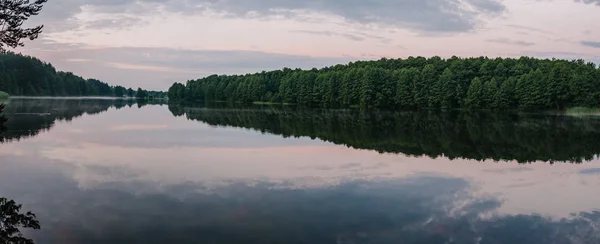 Vista Panorámica Del Tranquilo Lago Forrest Atardecer Pastel — Foto de Stock