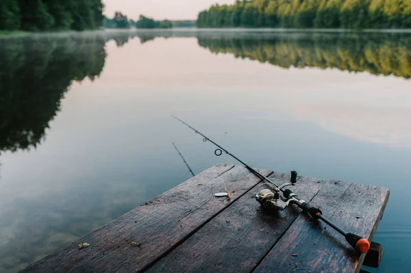 Fiskespö Krokar Brun Träbrygga Sjön — Stockfoto