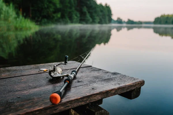 Caña Pescar Muelle Madera Con Superficie Tranquila Lago — Foto de Stock