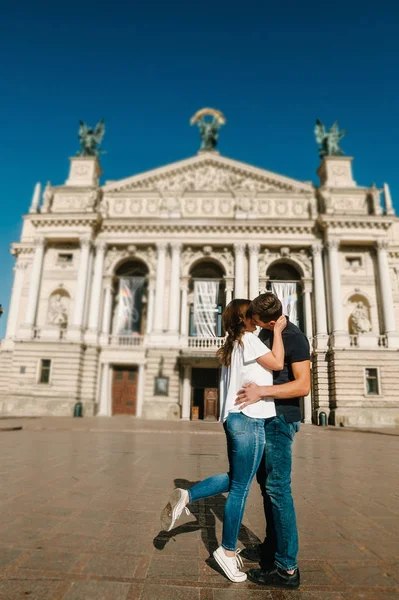 Joven Feliz Hombre Mujer Caminando Por Las Calles Ciudad — Foto de Stock