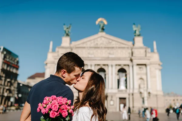 Jovem Feliz Homem Mulher Andando Longo Das Ruas Cidade — Fotografia de Stock