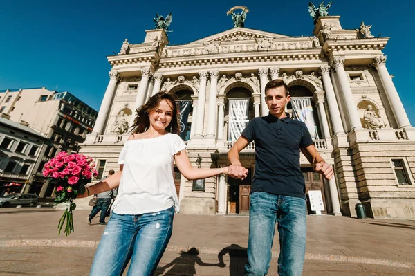 Jovem Feliz Homem Mulher Andando Longo Das Ruas Cidade — Fotografia de Stock