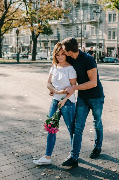 Junger Glücklicher Mann Und Frau Auf Den Straßen Der Stadt — Stockfoto