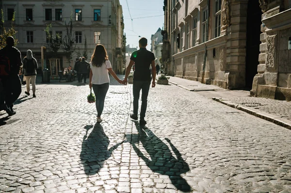Joven Feliz Hombre Mujer Caminando Por Las Calles Ciudad — Foto de Stock