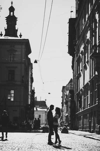 Jovem Feliz Homem Mulher Andando Longo Das Ruas Cidade — Fotografia de Stock