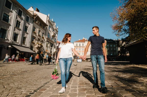 Young Happy Man Woman Walking Streets City — Stock Photo, Image