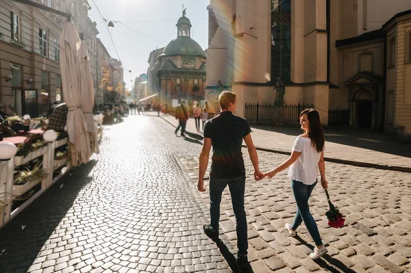 Junger Glücklicher Mann Und Frau Auf Den Straßen Der Stadt — Stockfoto