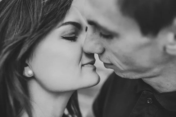 Jovem Feliz Homem Mulher Andando Longo Das Ruas Cidade — Fotografia de Stock