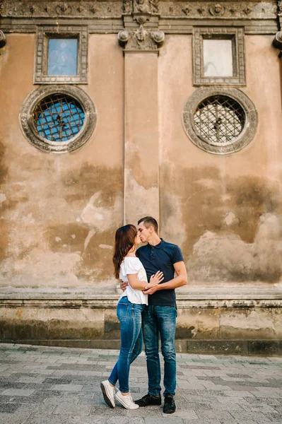 Junger Glücklicher Mann Und Frau Auf Den Straßen Der Stadt — Stockfoto