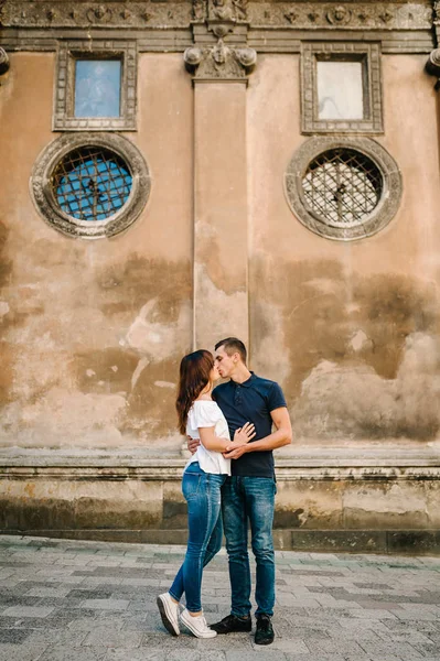 Jovem Feliz Homem Mulher Andando Longo Das Ruas Cidade — Fotografia de Stock