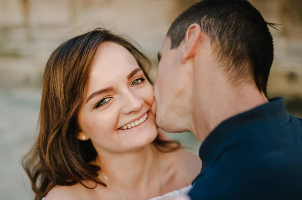 Jovem Feliz Homem Mulher Andando Longo Das Ruas Cidade — Fotografia de Stock