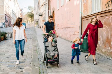 Birlikte yürüyüş ve having fun şehir sokak mutlu genç arkadaş grubu
