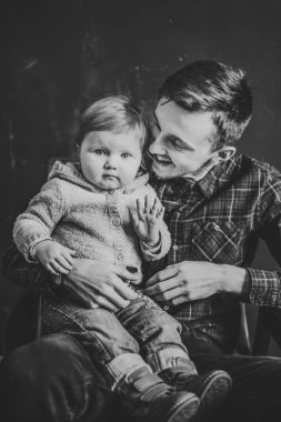 Baba ve kızı Studio koyu arka plan üzerinde poz